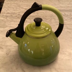 Le Creuset Oolong Whistling Tea Kettle - Green